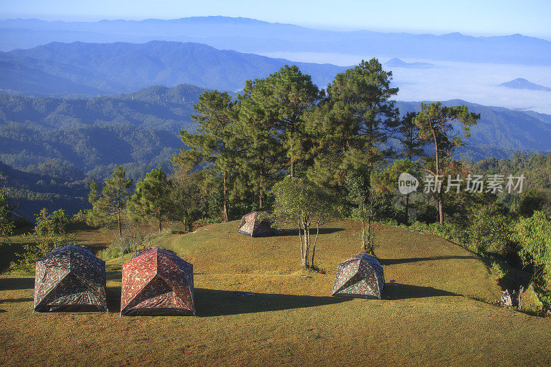 泰国清迈的Doi Luang Chiang道，日出时在以山为背景的小山上露营帐篷